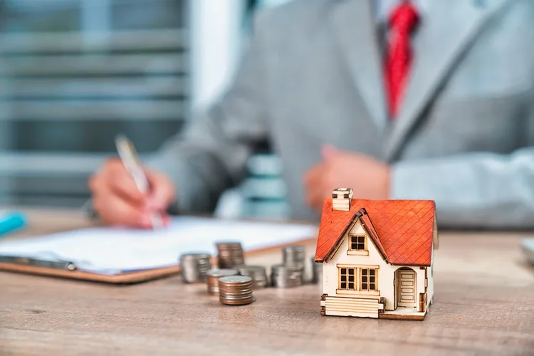 Quais são os requisitos para fazer usucapião de um terreno abandonado?